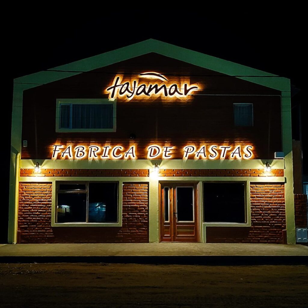 Banner principal - cartelería letras corpórea iluminación cálida