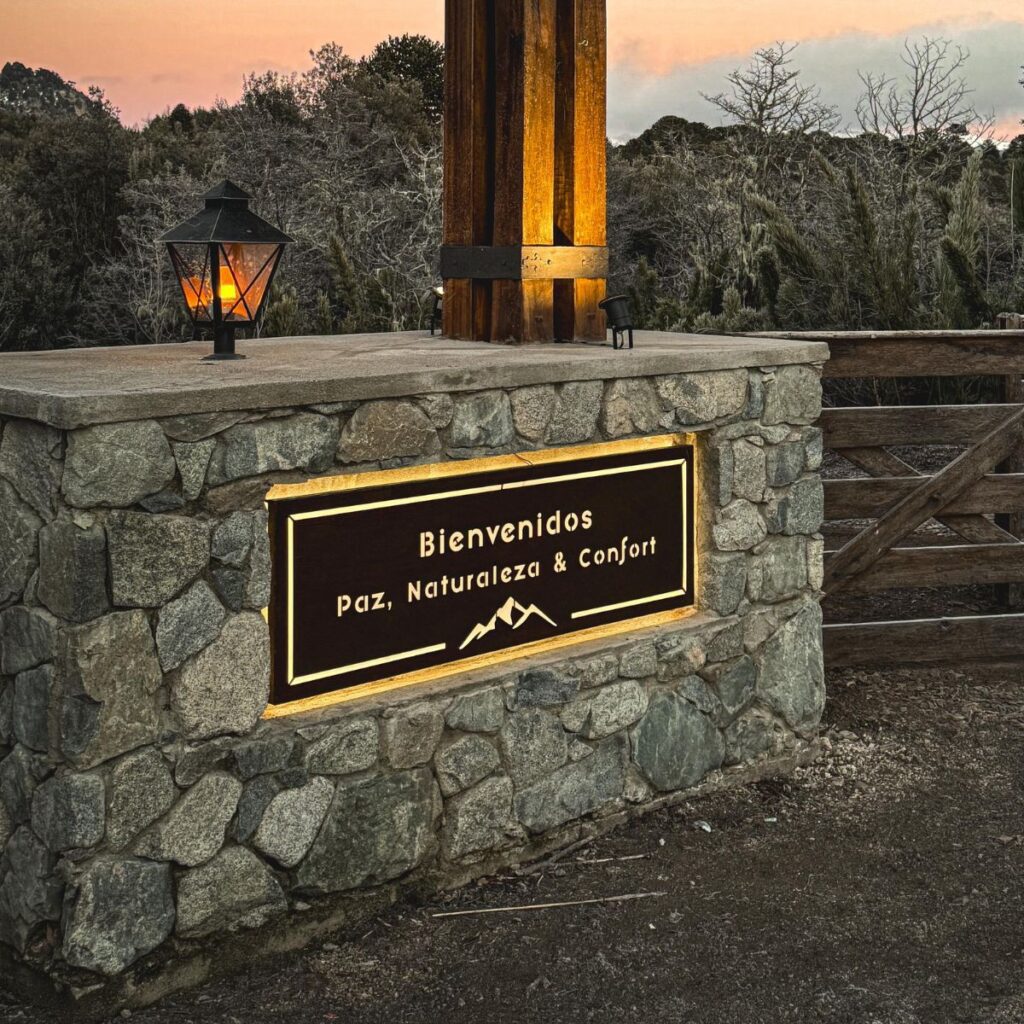 Imagen de cartelería personalizada - cartel de chapa calada simple iluminación cálida
