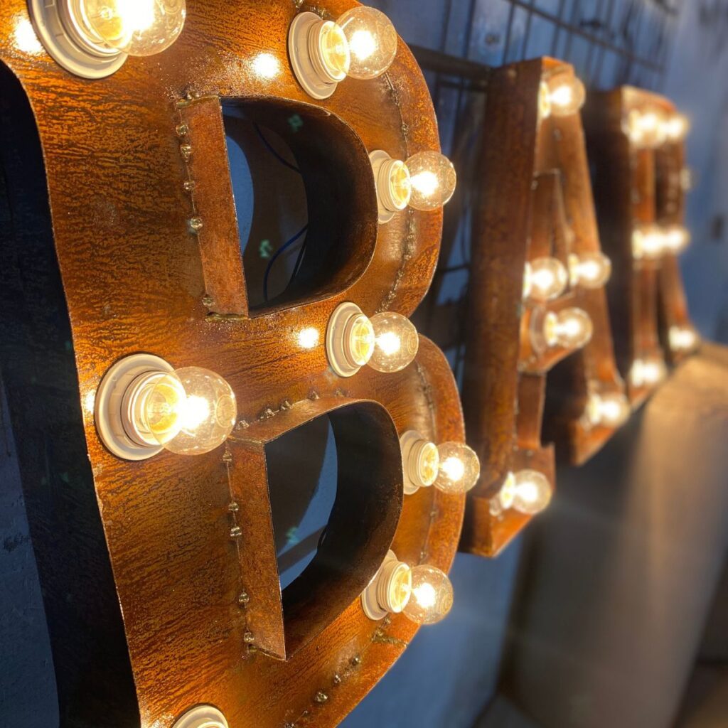 producto 3 letras corpóreas de chapa oxidada y con iluminación