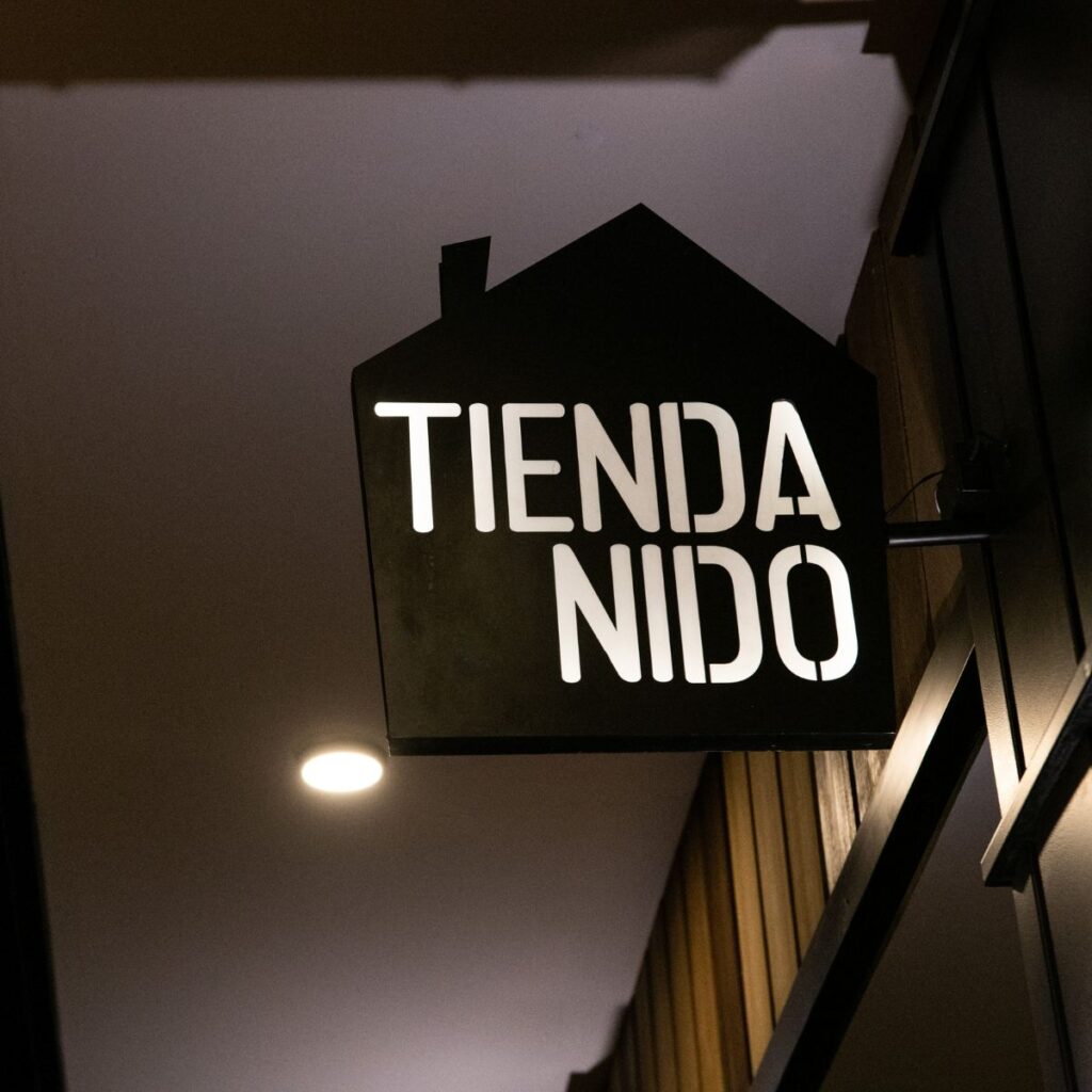 CARTELERIA LATERAL PERSONALIZADA PARA COLOCAR EN LA CALLE CON DOBLE VISTA