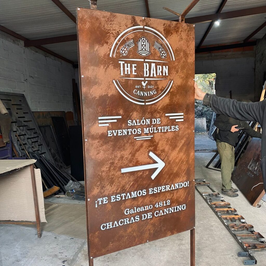 TOTTEMS OXIDADO PERSONALIZADOS PARA COLOCAR EN LA CALLE CON LOGO PERSONALIZADO MAS IFNORMACION