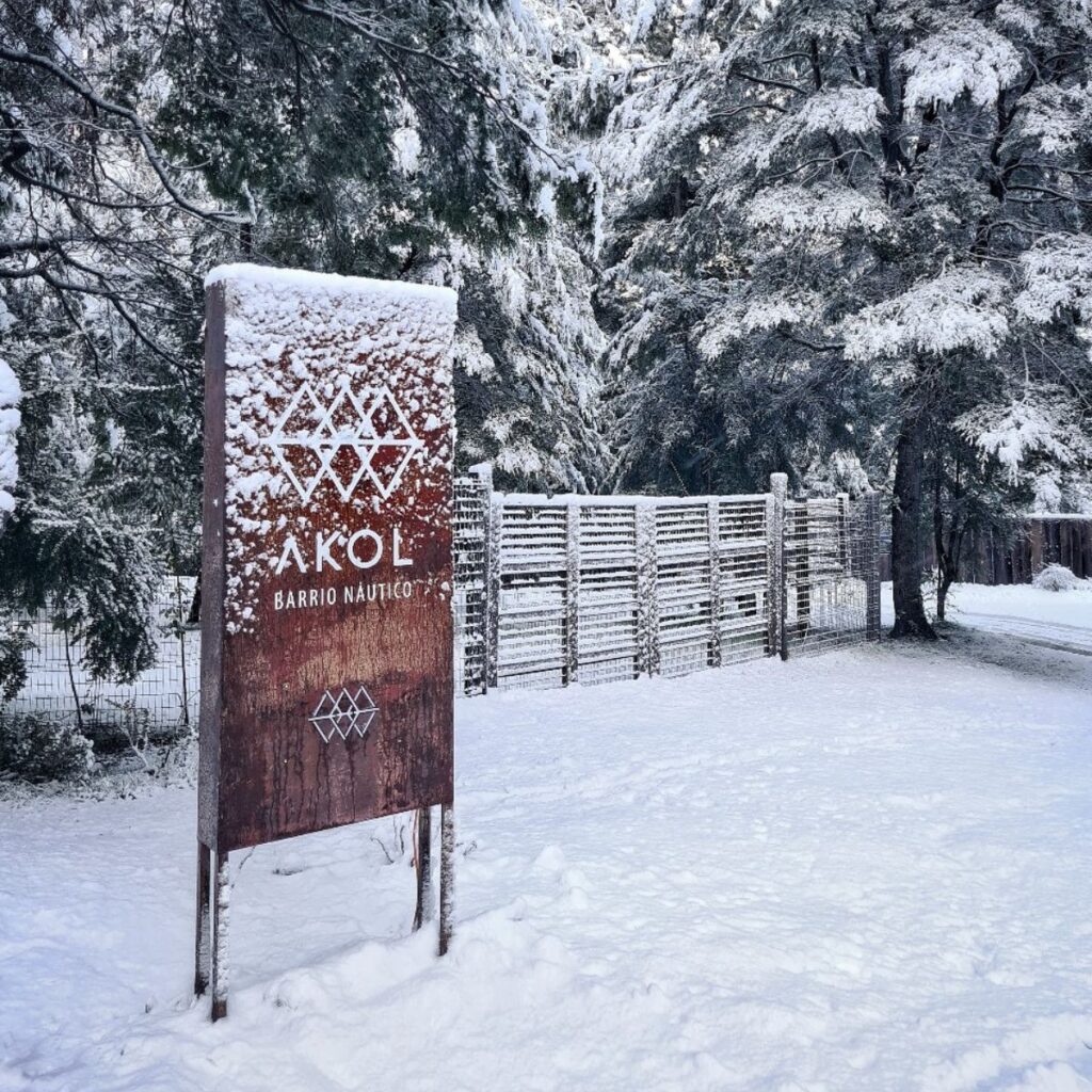 producto 4 tótem de chapa calada con logo personalizado
