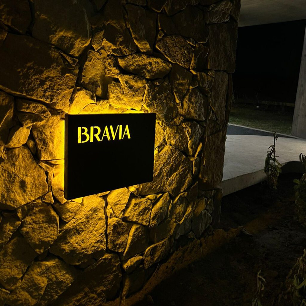 producto - cartelería con logo y con iluminación cálida